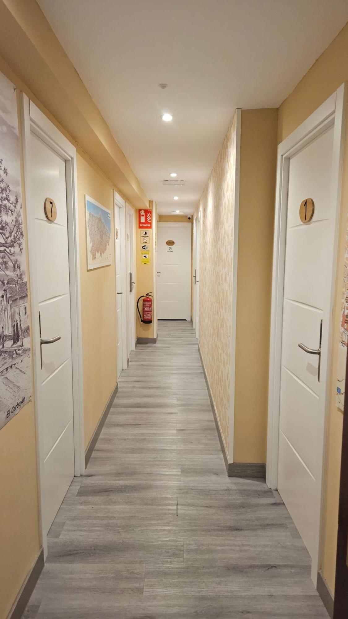 Hostal Foncalada オビエド エクステリア 写真